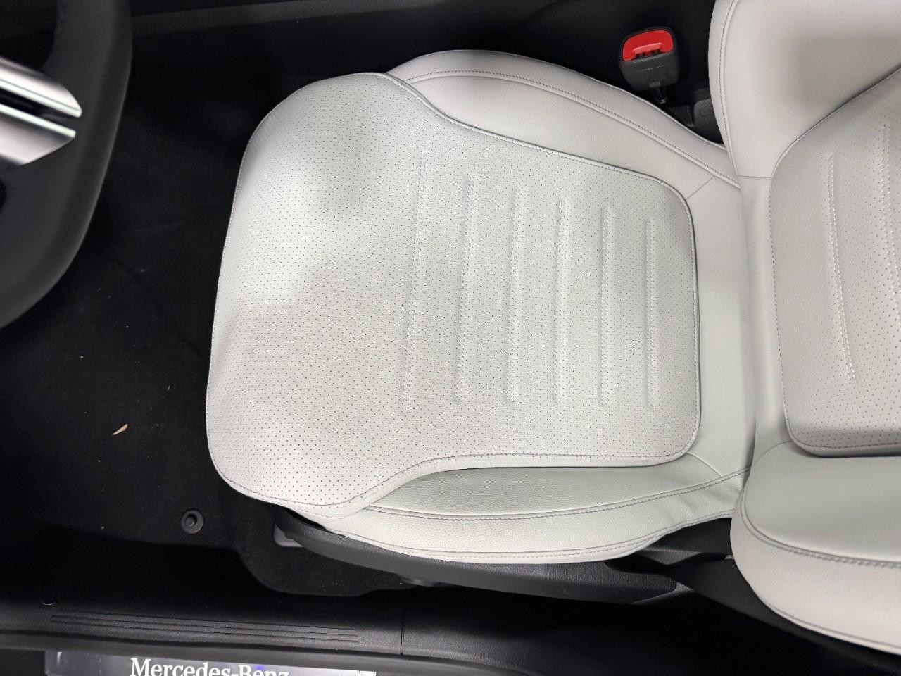 Mercedes-Benz GLC Vehicle Full-screen Gallery Image 28