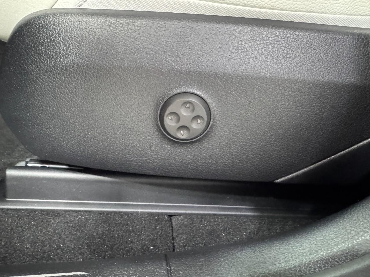 Mercedes-Benz GLC Vehicle Full-screen Gallery Image 29