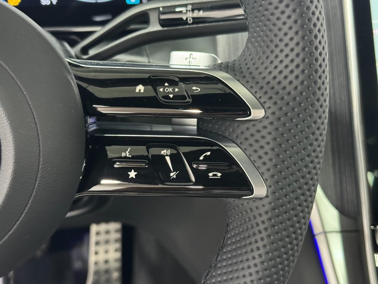 Mercedes-Benz GLC Vehicle Full-screen Gallery Image 32