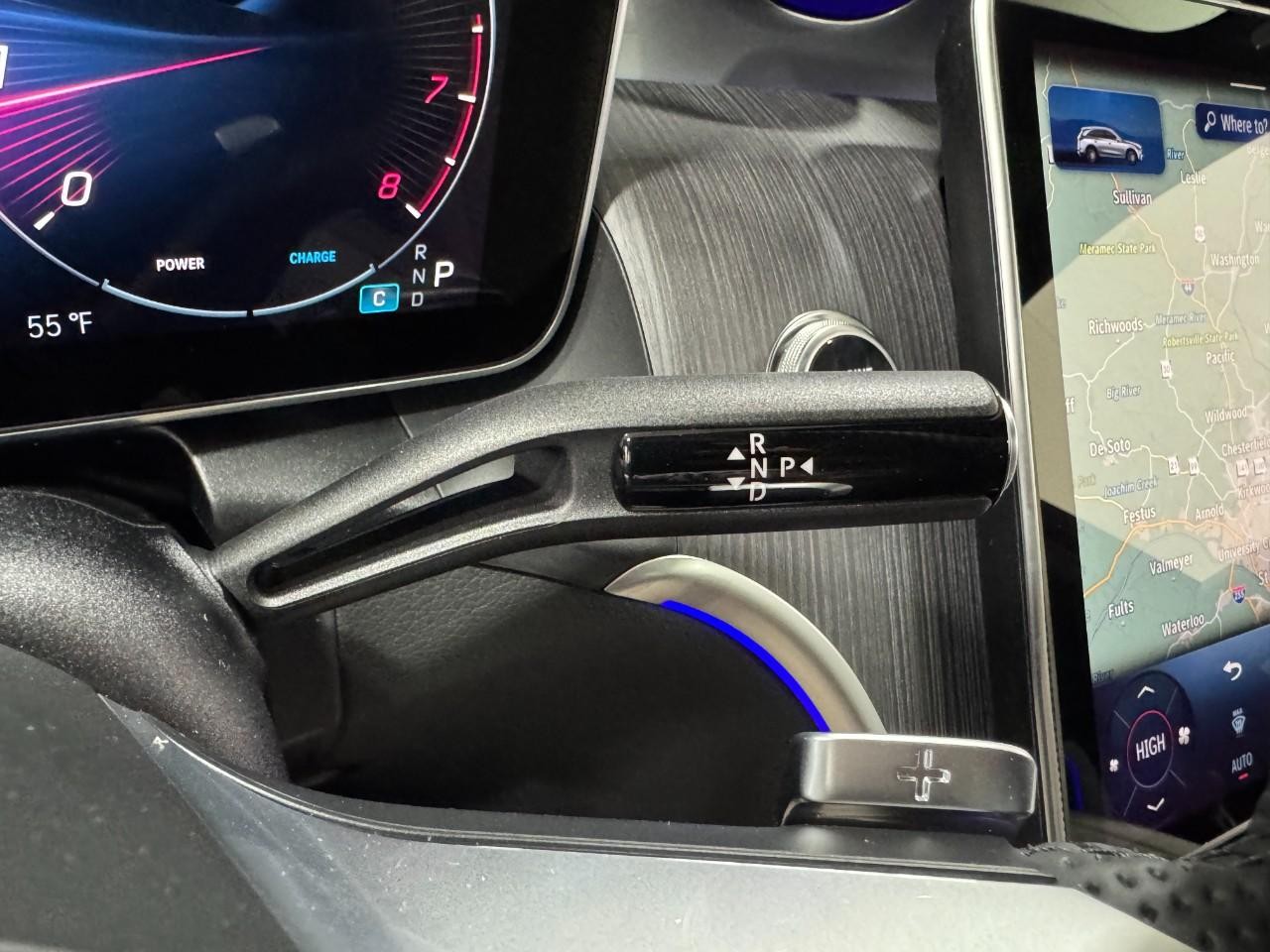 Mercedes-Benz GLC Vehicle Full-screen Gallery Image 35