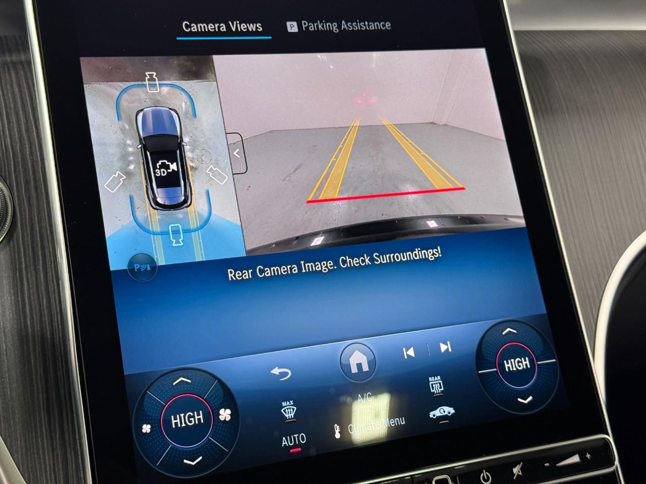 Mercedes-Benz GLC Vehicle Full-screen Gallery Image 36