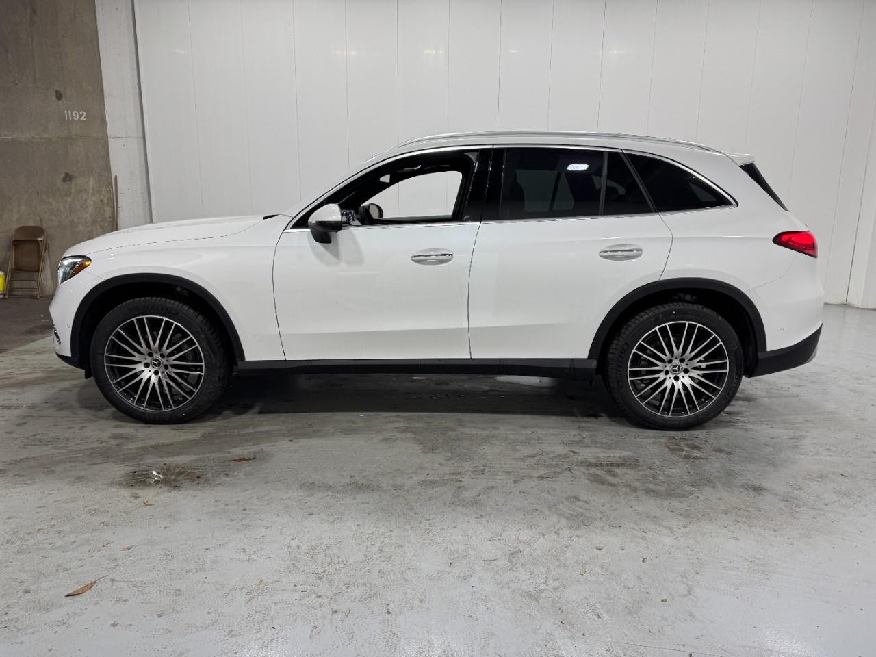 Mercedes-Benz GLC Vehicle Full-screen Gallery Image 2