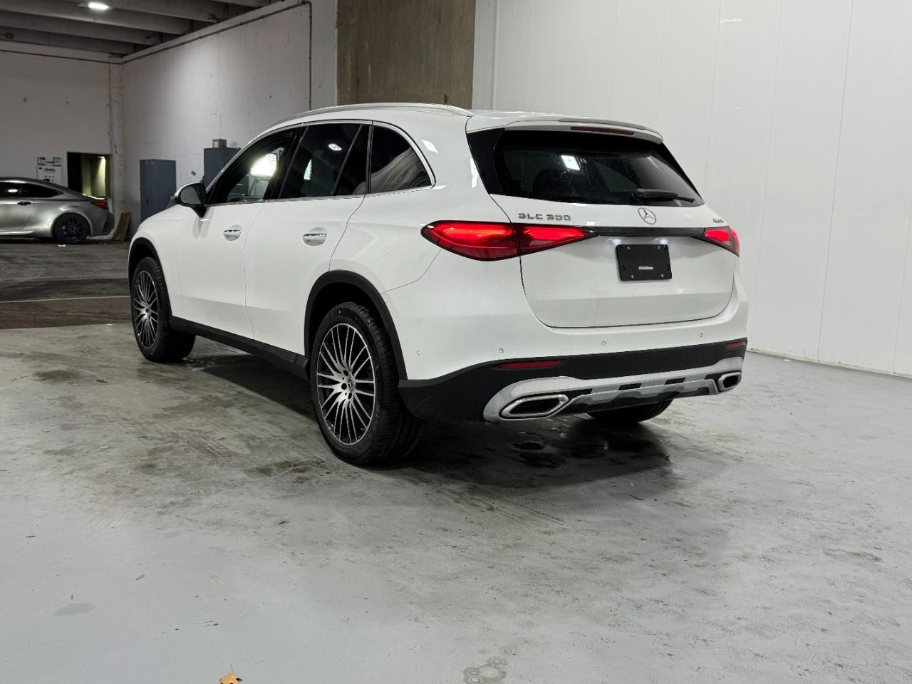 Mercedes-Benz GLC Vehicle Full-screen Gallery Image 3