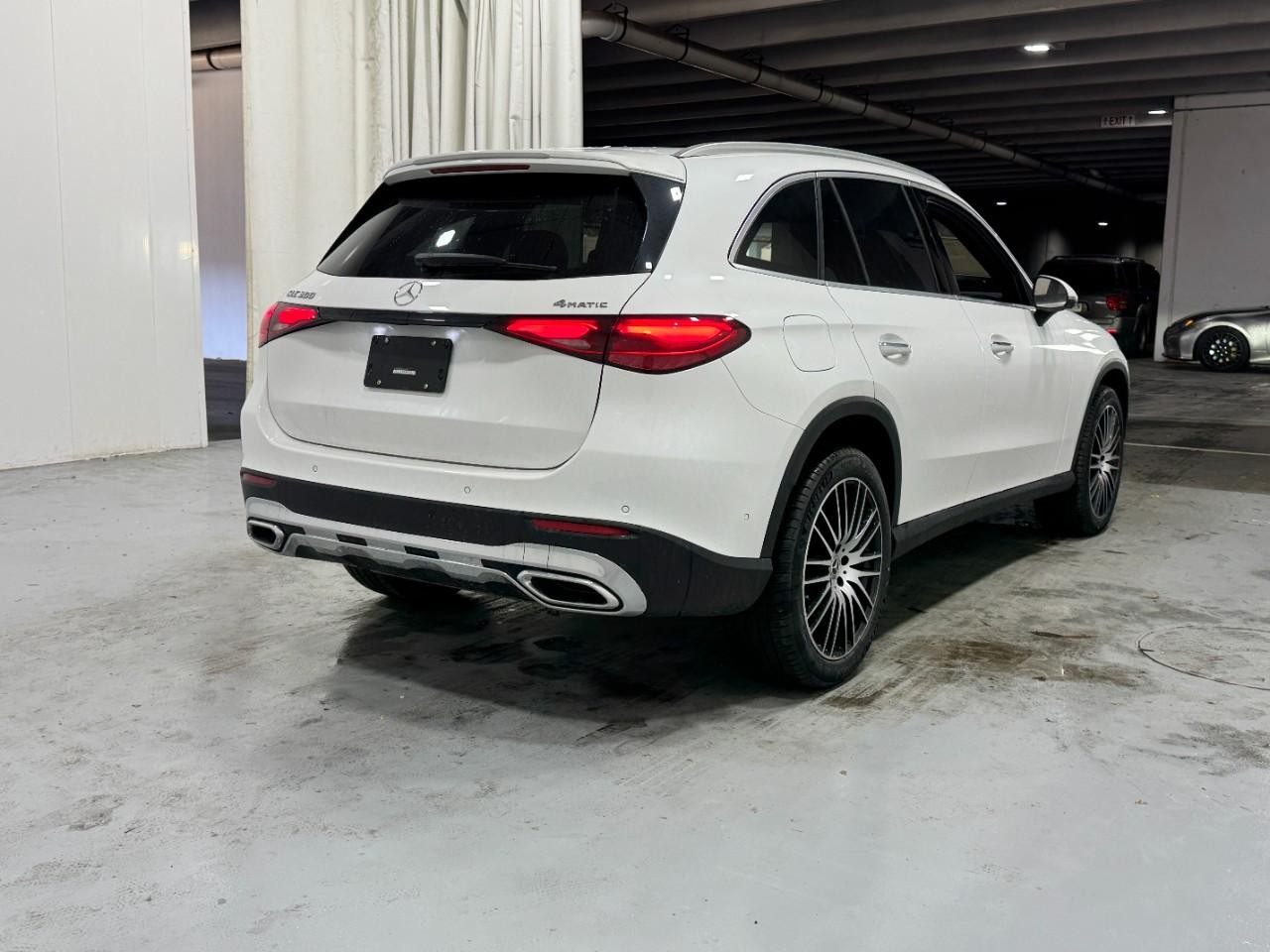 Mercedes-Benz GLC Vehicle Full-screen Gallery Image 4
