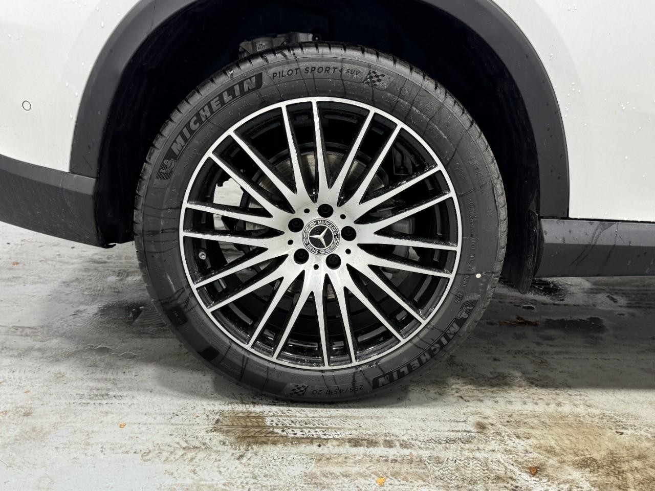 Mercedes-Benz GLC Vehicle Full-screen Gallery Image 5