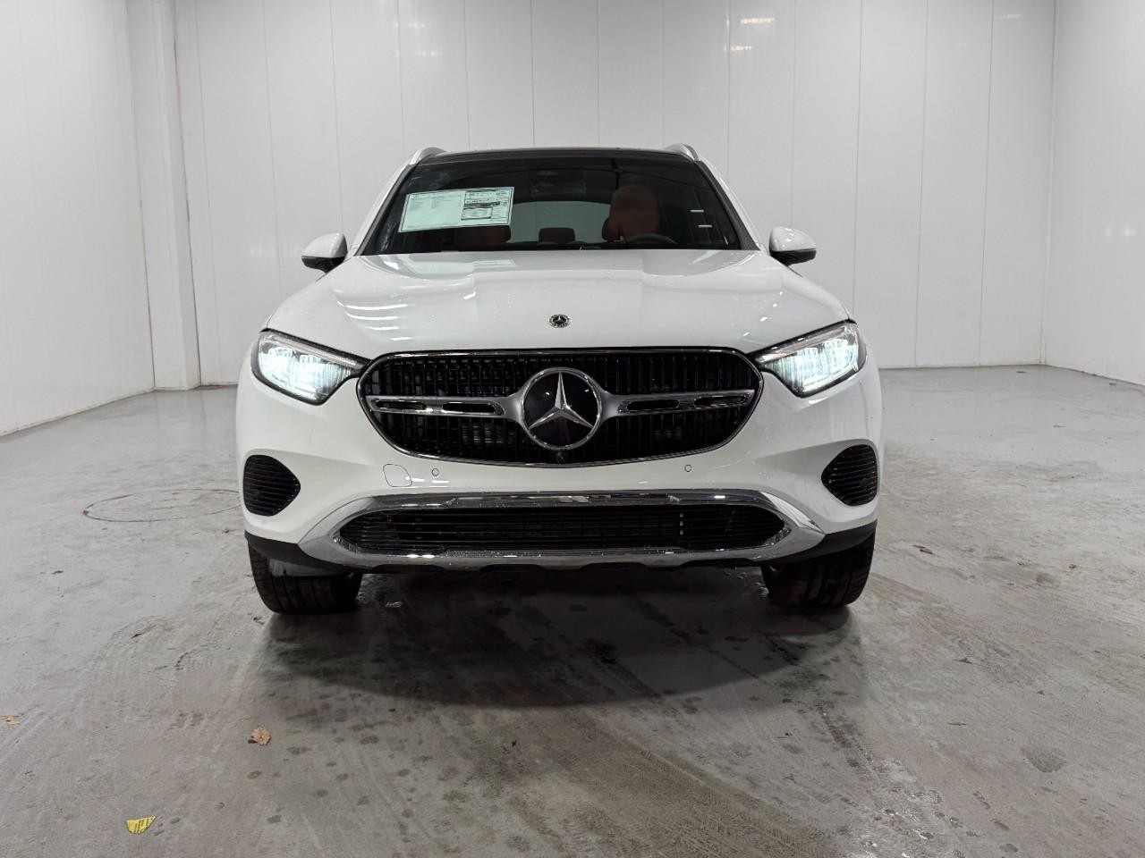 Mercedes-Benz GLC Vehicle Full-screen Gallery Image 7