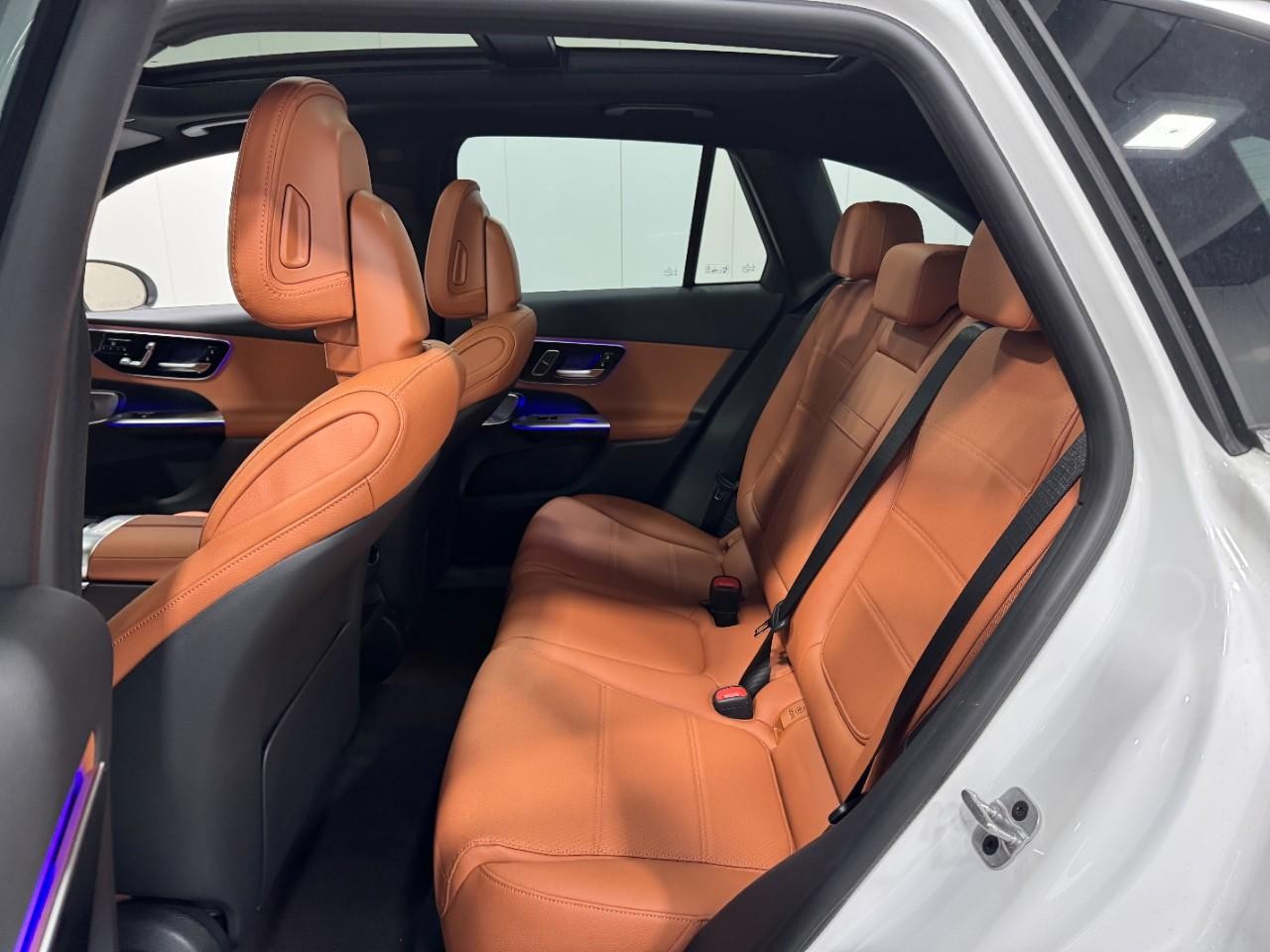 Mercedes-Benz GLC Vehicle Full-screen Gallery Image 8