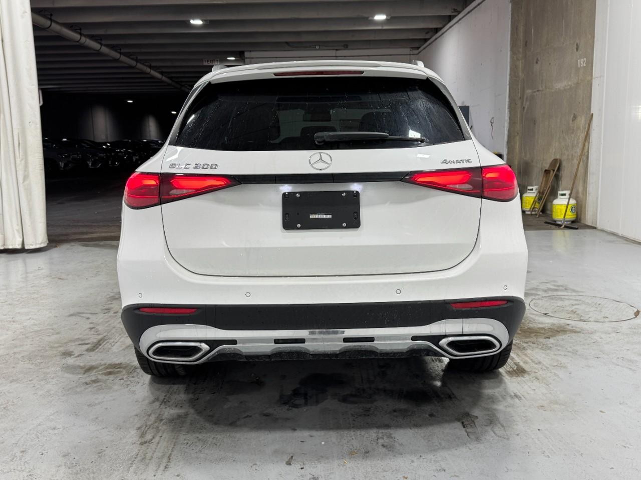 Mercedes-Benz GLC Vehicle Full-screen Gallery Image 9