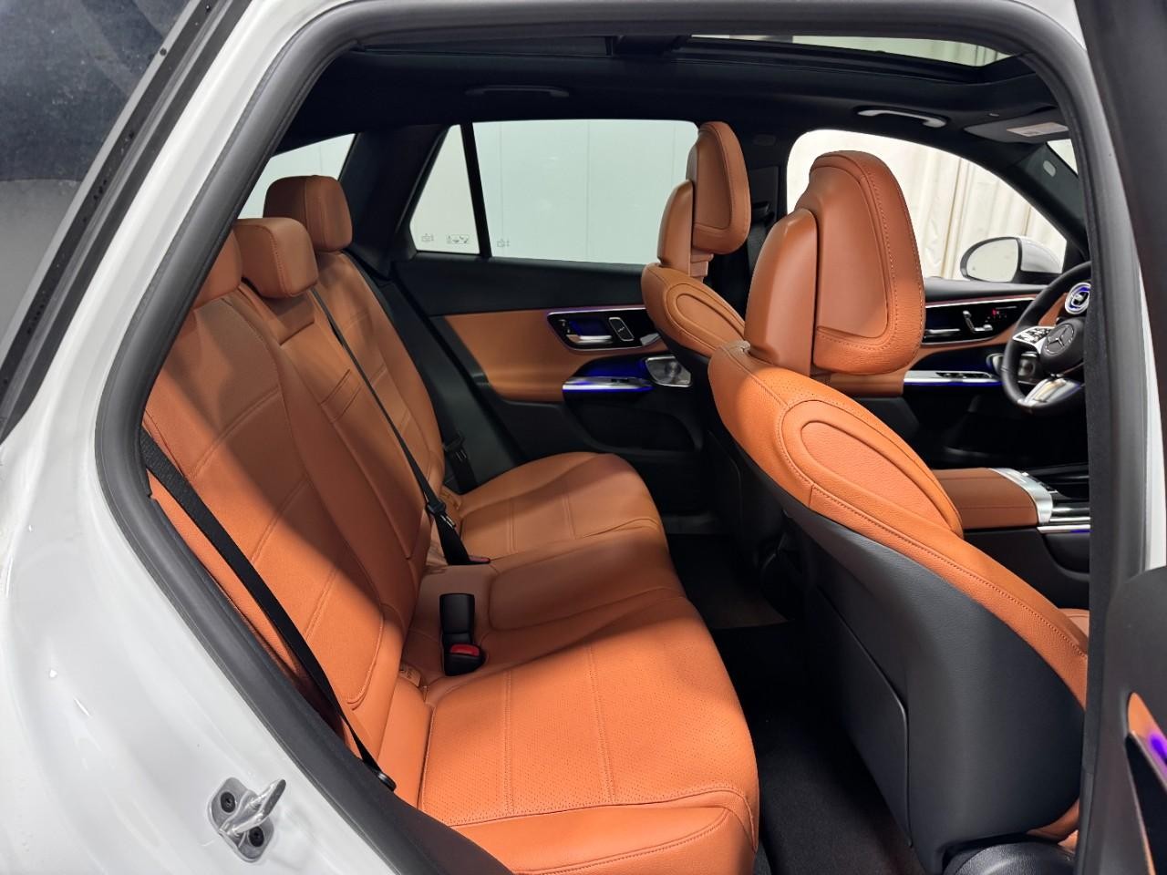 Mercedes-Benz GLC Vehicle Full-screen Gallery Image 10