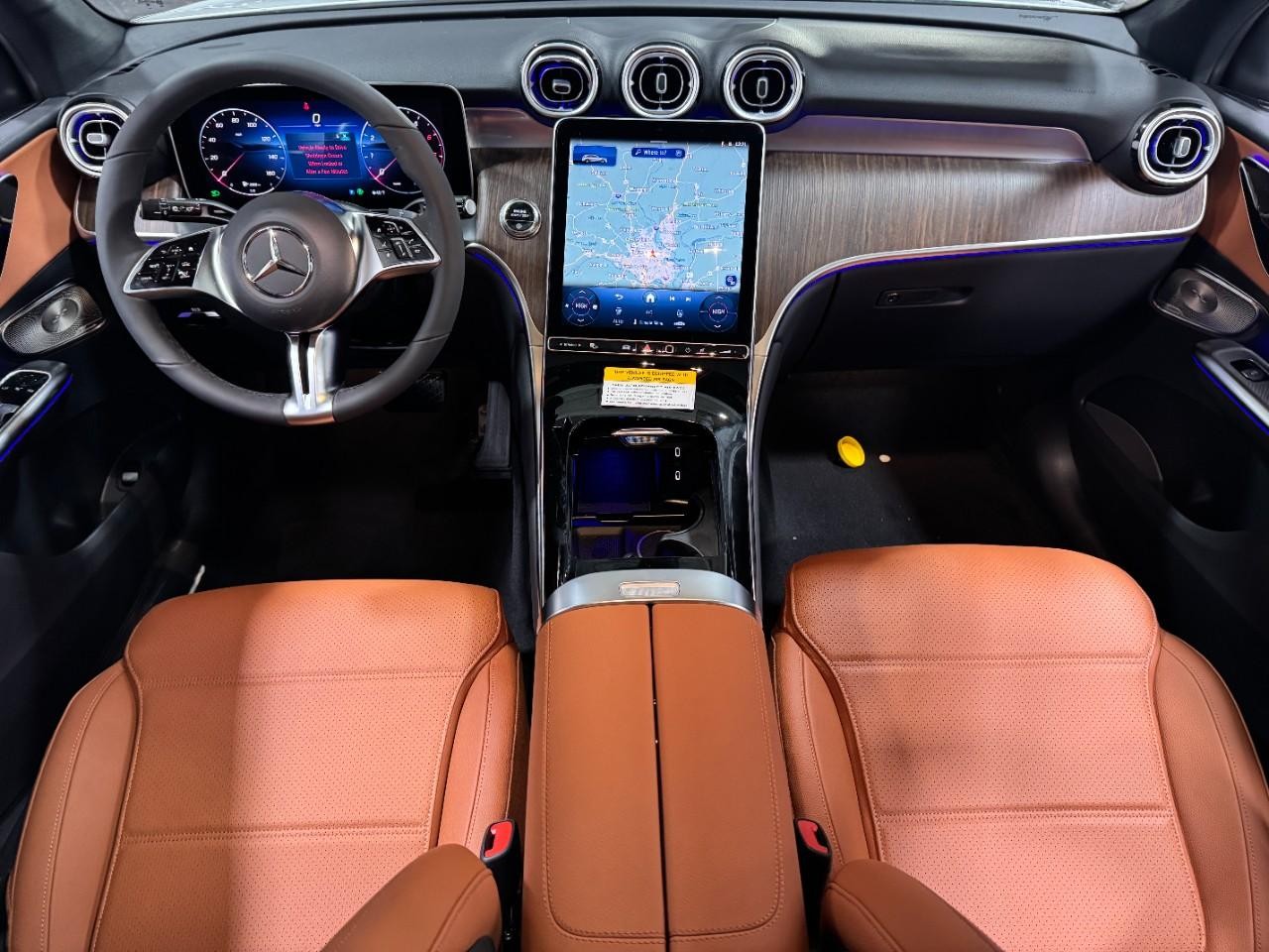 Mercedes-Benz GLC Vehicle Full-screen Gallery Image 12