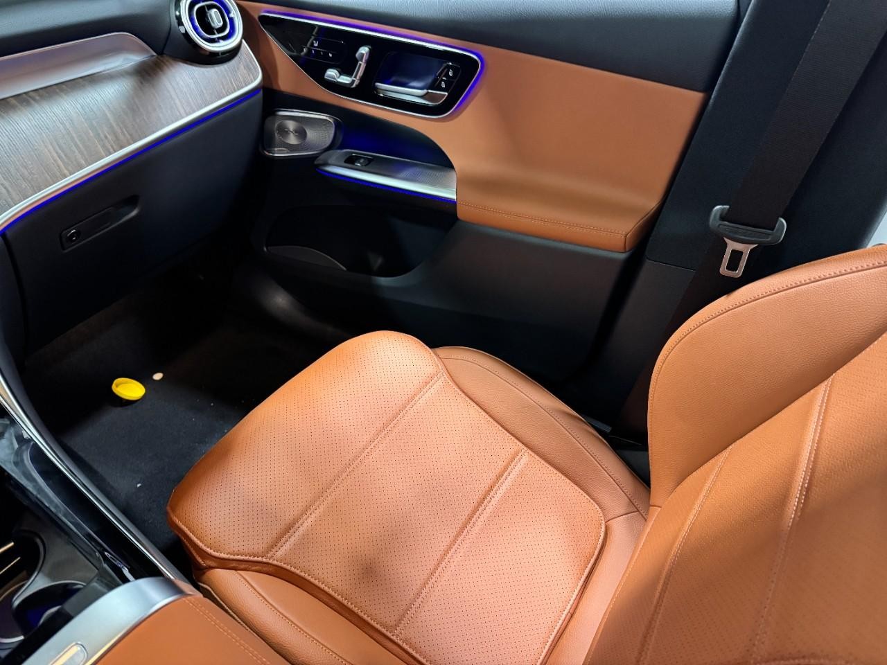 Mercedes-Benz GLC Vehicle Full-screen Gallery Image 15