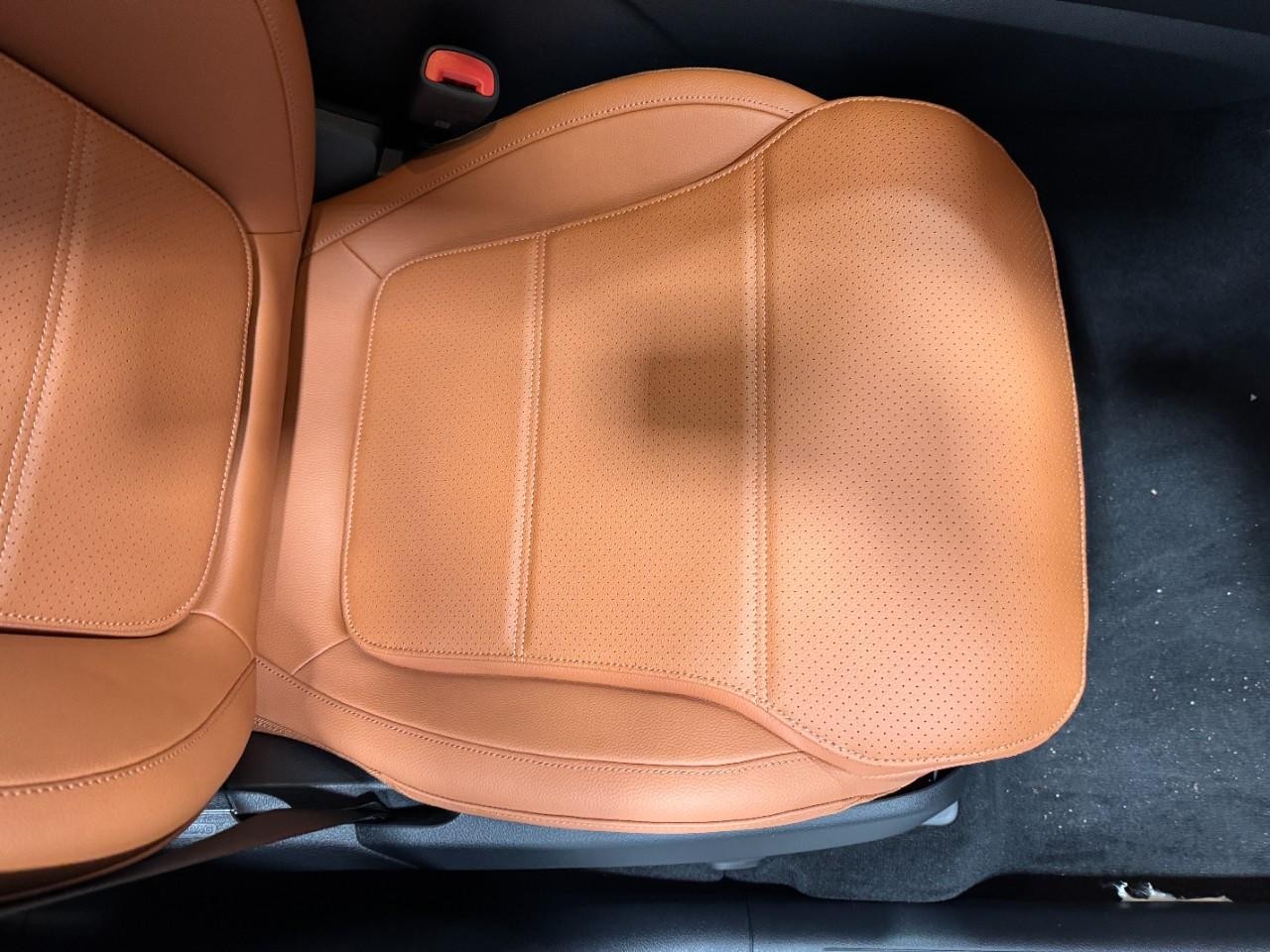 Mercedes-Benz GLC Vehicle Full-screen Gallery Image 17