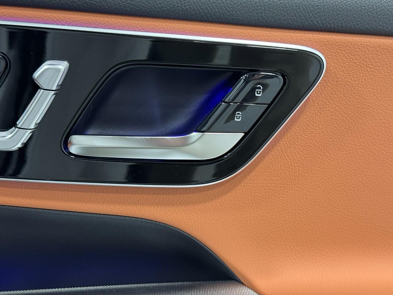 Mercedes-Benz GLC Vehicle Full-screen Gallery Image 20