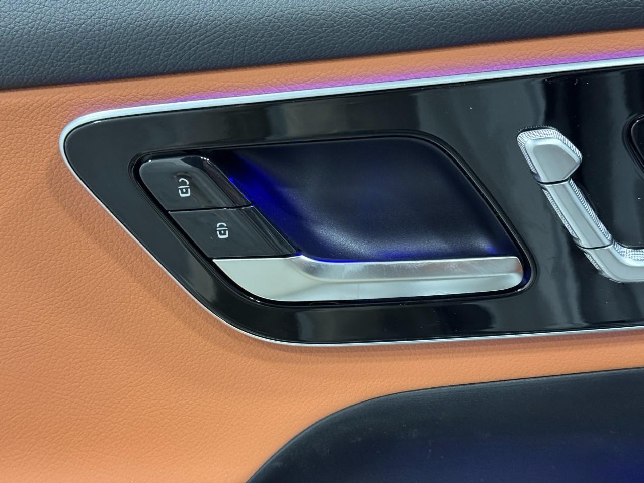 Mercedes-Benz GLC Vehicle Full-screen Gallery Image 23