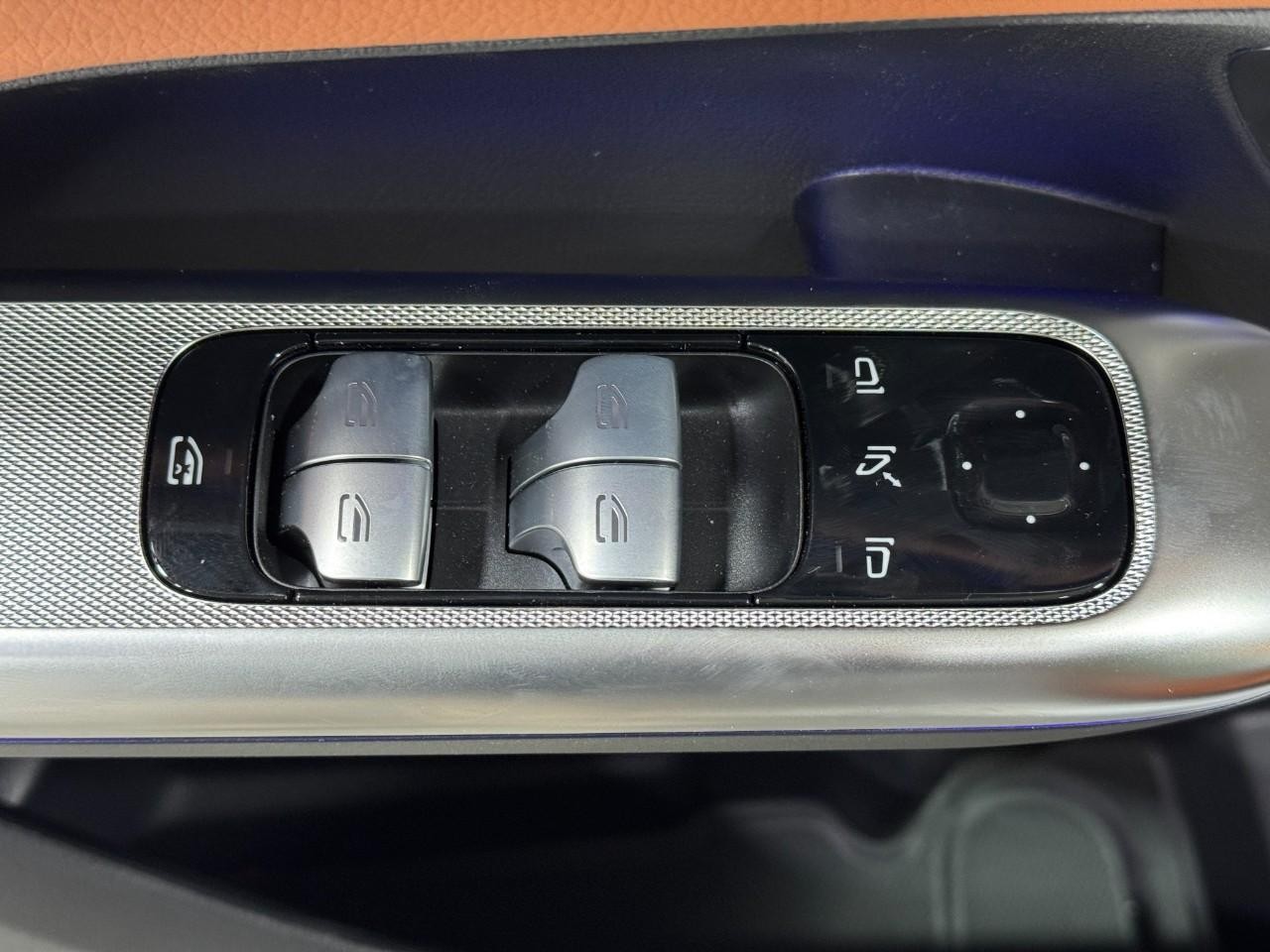 Mercedes-Benz GLC Vehicle Full-screen Gallery Image 24