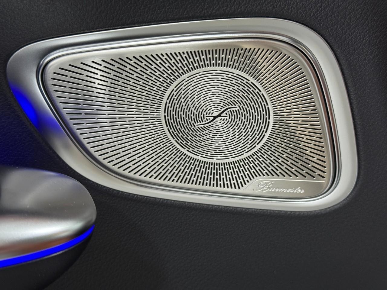 Mercedes-Benz GLC Vehicle Full-screen Gallery Image 25