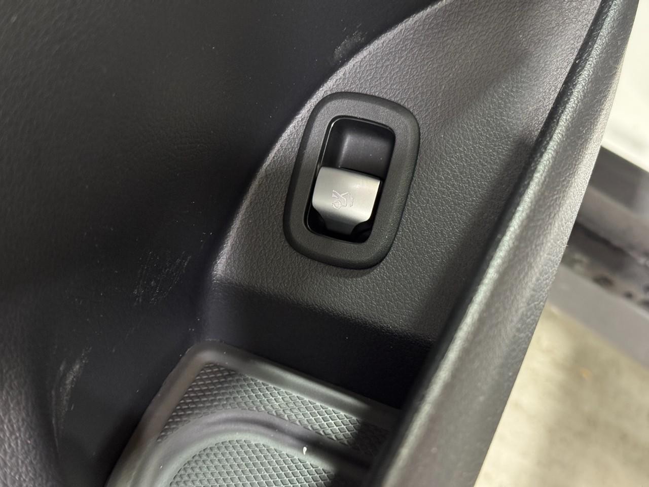 Mercedes-Benz GLC Vehicle Full-screen Gallery Image 26