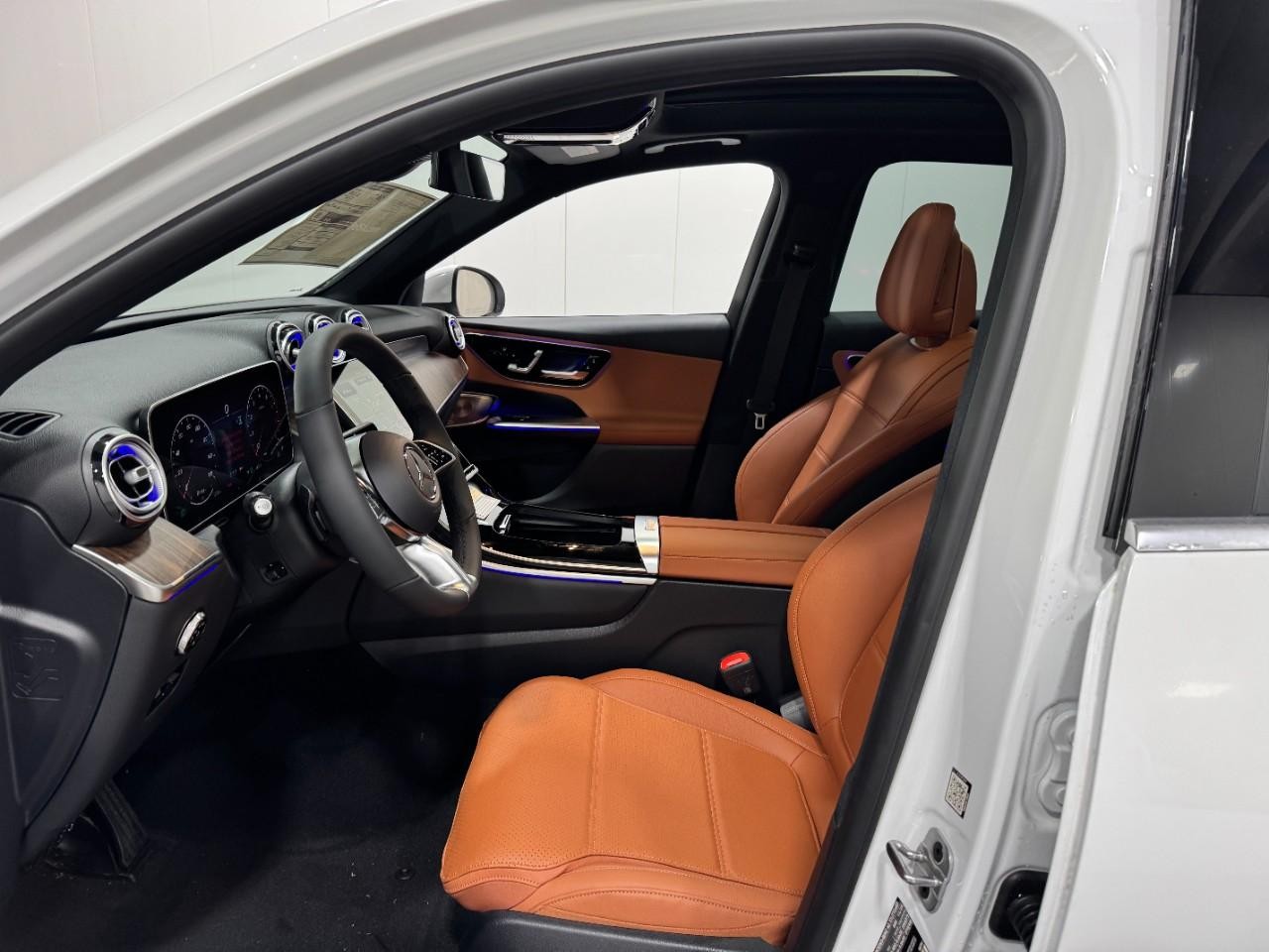 Mercedes-Benz GLC Vehicle Full-screen Gallery Image 27