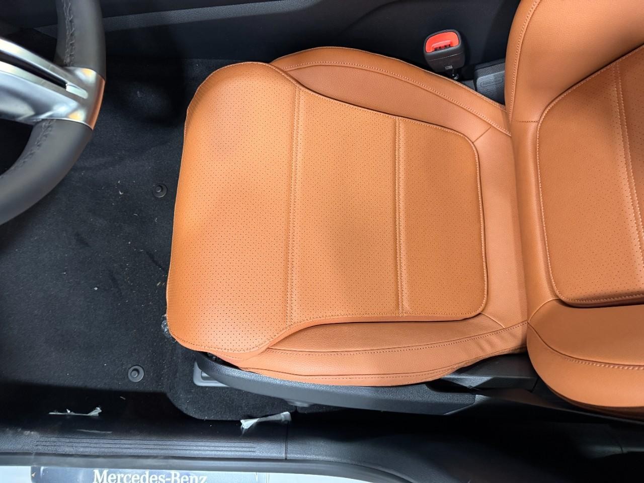 Mercedes-Benz GLC Vehicle Full-screen Gallery Image 28