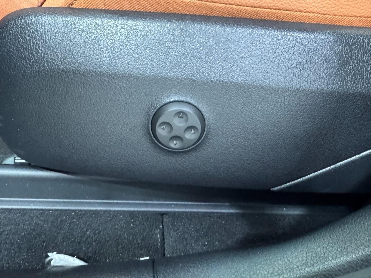 Mercedes-Benz GLC Vehicle Full-screen Gallery Image 29