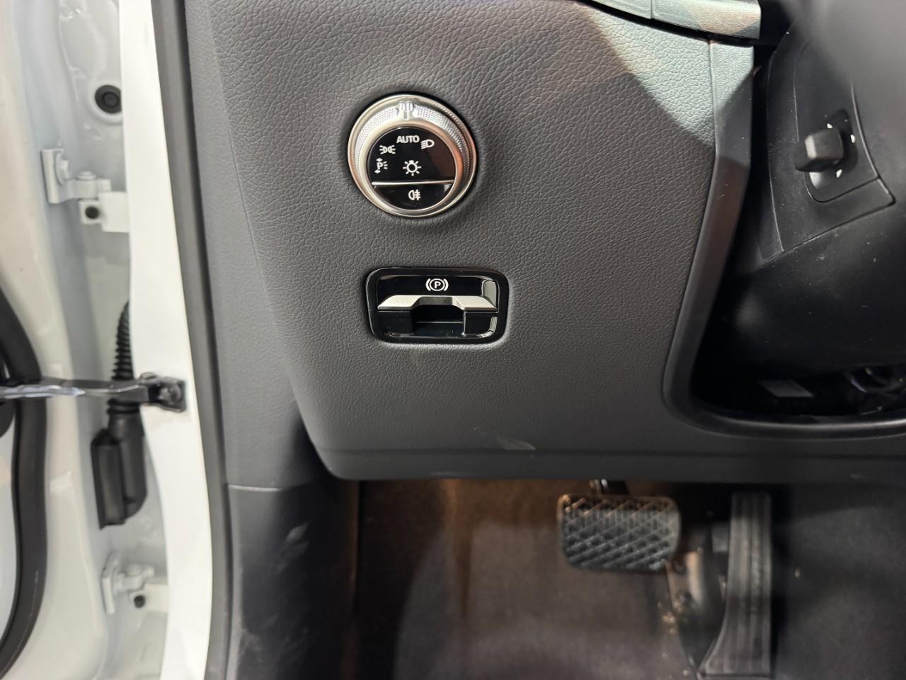 Mercedes-Benz GLC Vehicle Full-screen Gallery Image 30