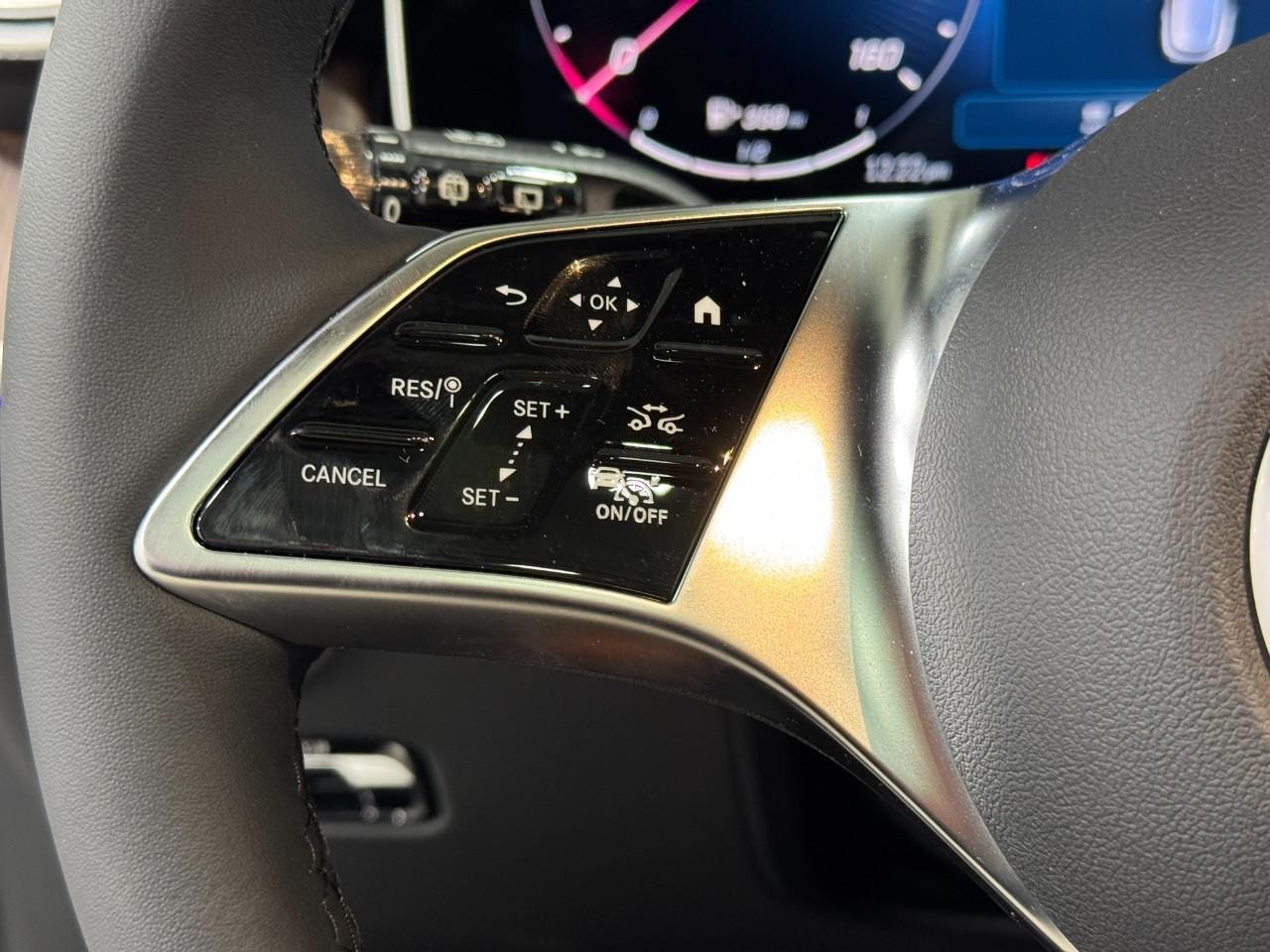 Mercedes-Benz GLC Vehicle Full-screen Gallery Image 31