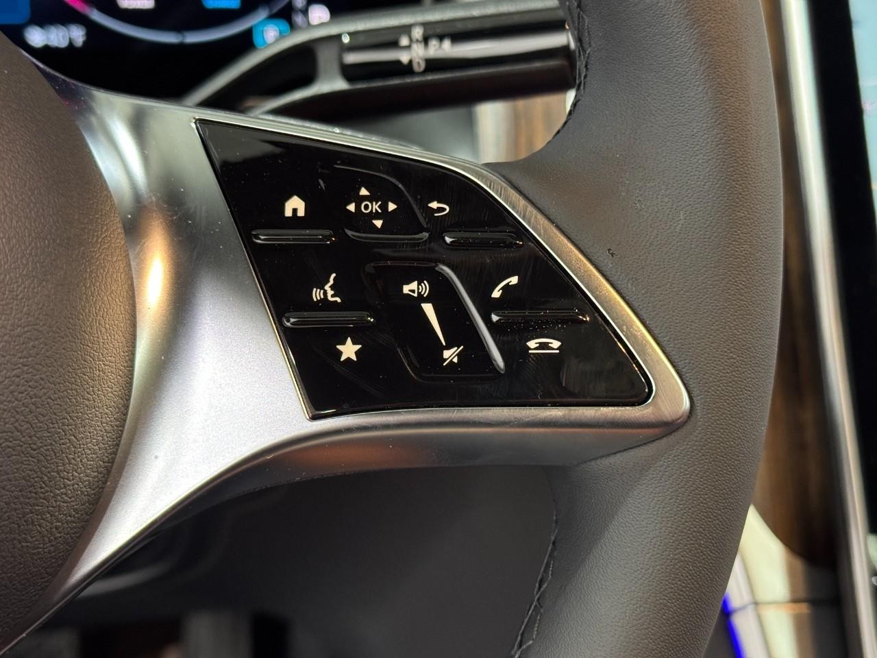 Mercedes-Benz GLC Vehicle Full-screen Gallery Image 32