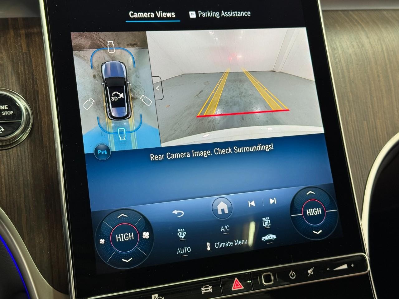 Mercedes-Benz GLC Vehicle Full-screen Gallery Image 35