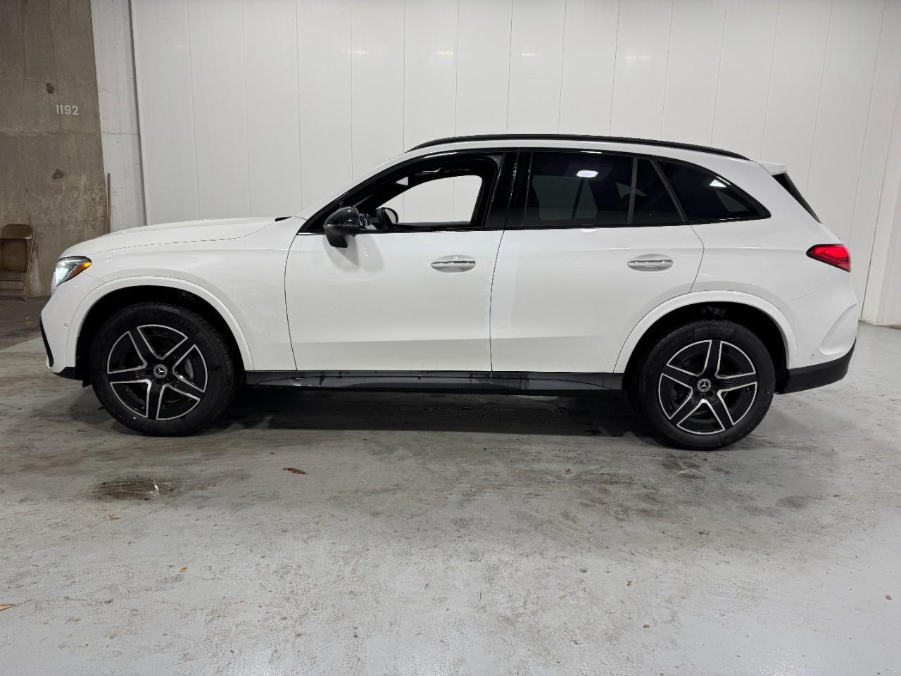 Mercedes-Benz GLC Vehicle Full-screen Gallery Image 2