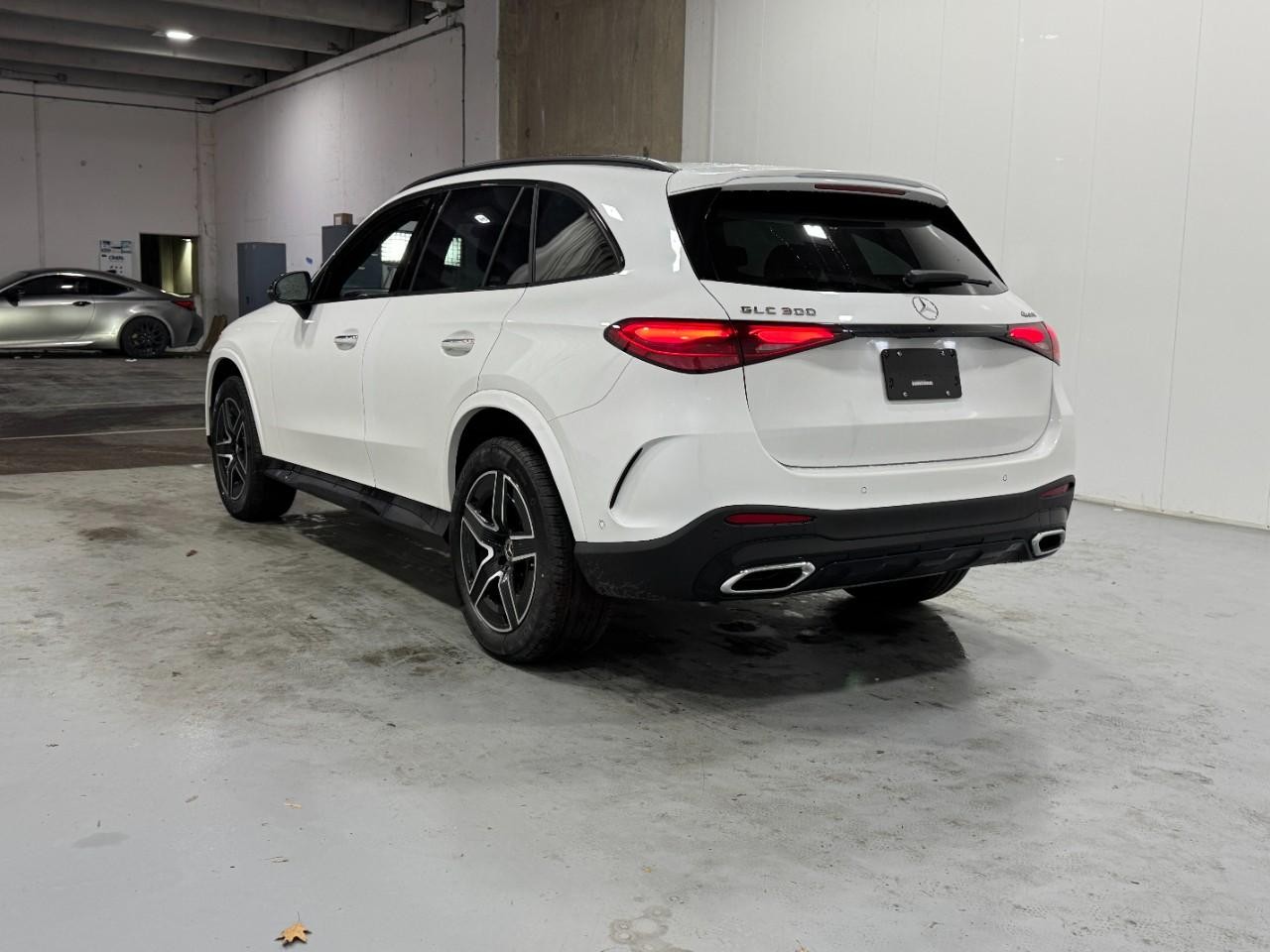 Mercedes-Benz GLC Vehicle Full-screen Gallery Image 3