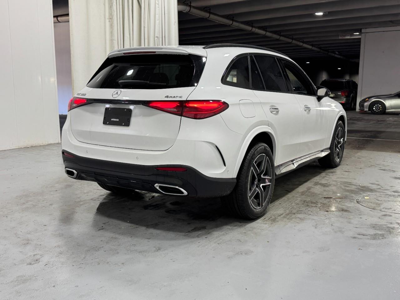 Mercedes-Benz GLC Vehicle Full-screen Gallery Image 4