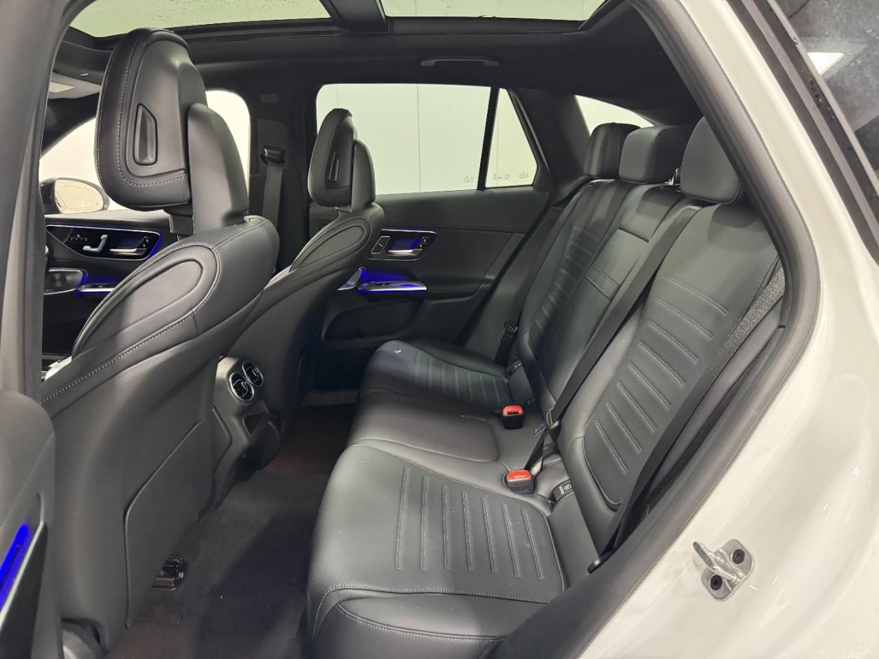 Mercedes-Benz GLC Vehicle Full-screen Gallery Image 8