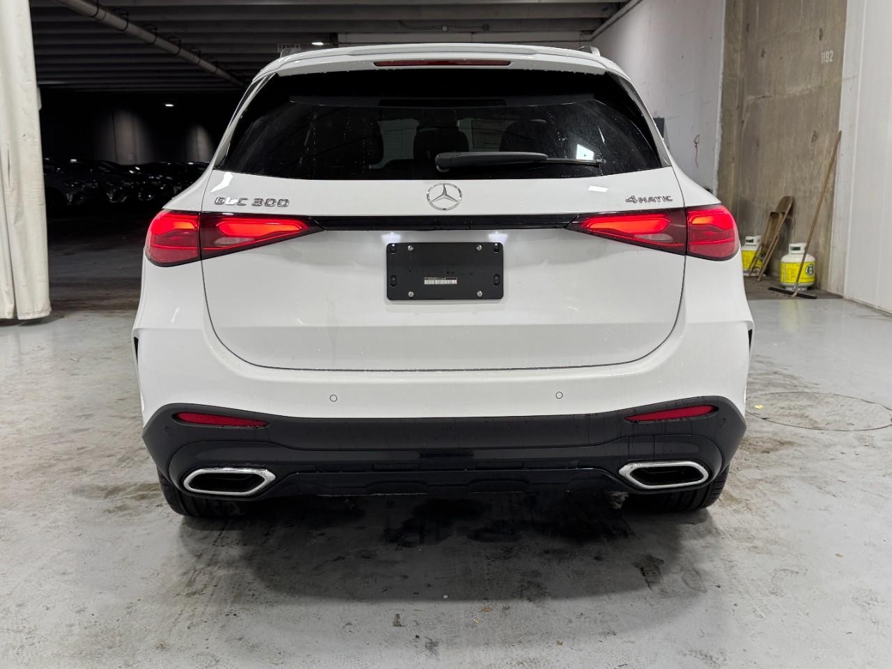 Mercedes-Benz GLC Vehicle Full-screen Gallery Image 9