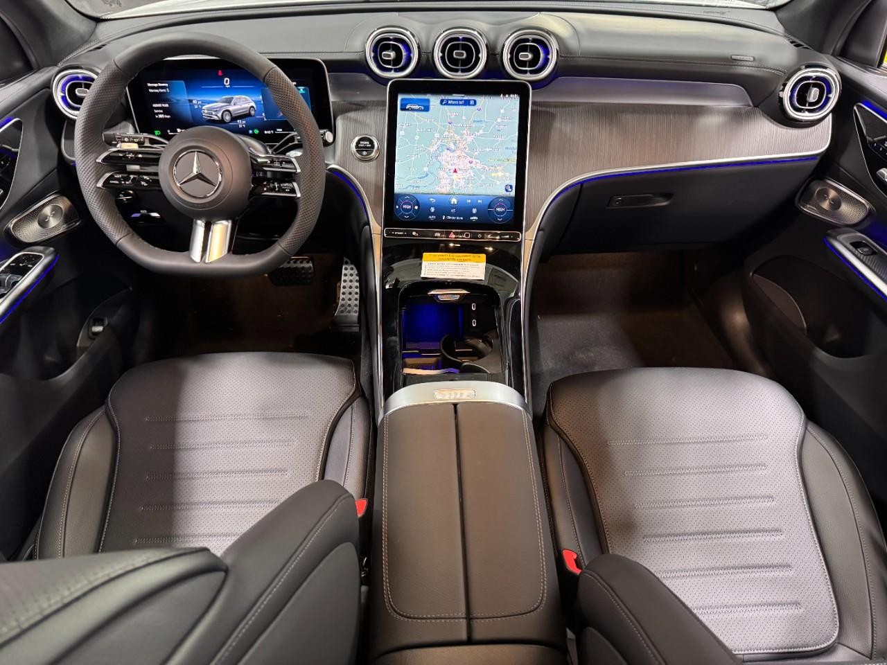 Mercedes-Benz GLC Vehicle Full-screen Gallery Image 12