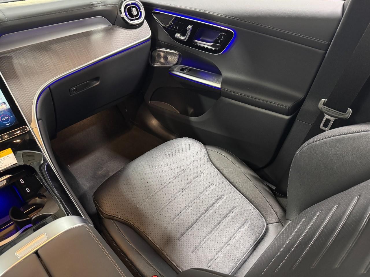 Mercedes-Benz GLC Vehicle Full-screen Gallery Image 15