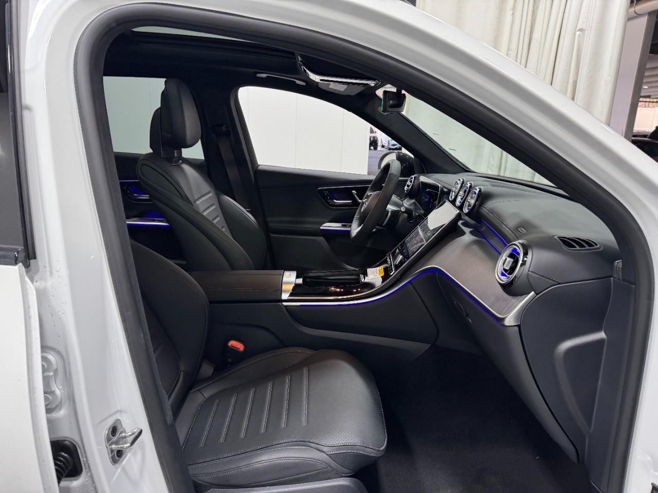 Mercedes-Benz GLC Vehicle Full-screen Gallery Image 16