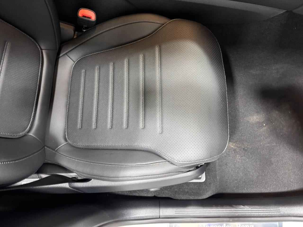 Mercedes-Benz GLC Vehicle Full-screen Gallery Image 17