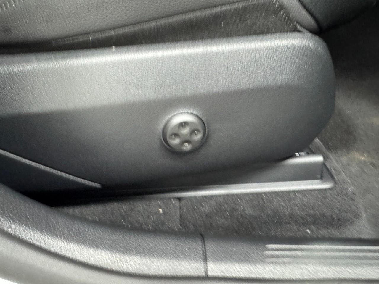 Mercedes-Benz GLC Vehicle Full-screen Gallery Image 18