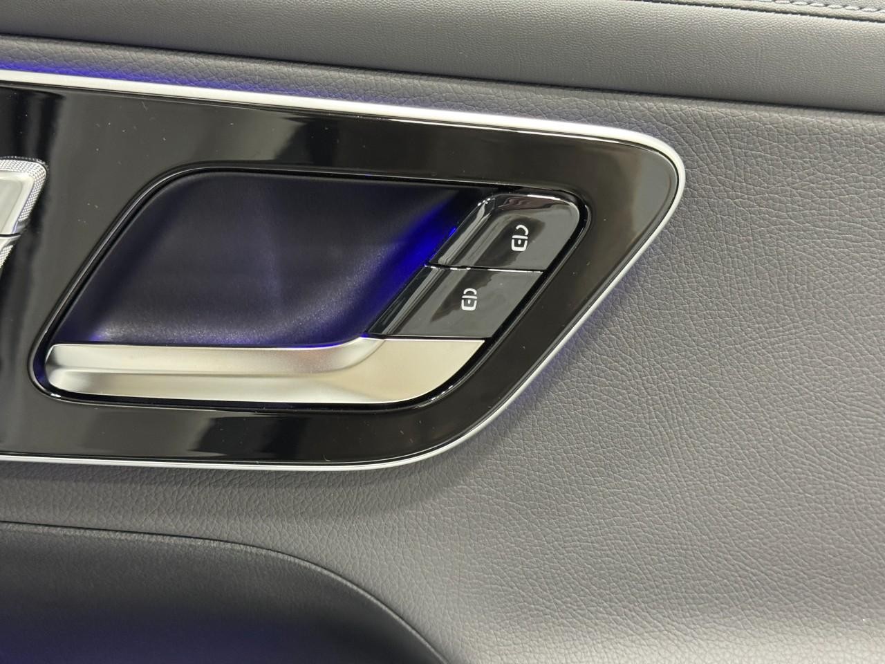 Mercedes-Benz GLC Vehicle Full-screen Gallery Image 20