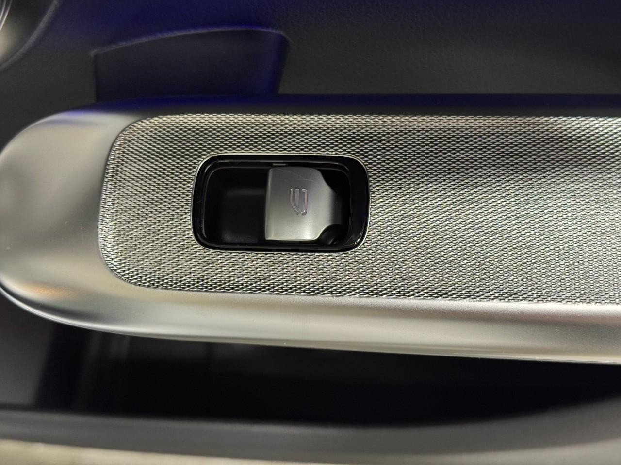 Mercedes-Benz GLC Vehicle Full-screen Gallery Image 21