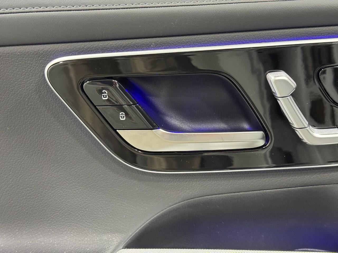 Mercedes-Benz GLC Vehicle Full-screen Gallery Image 23