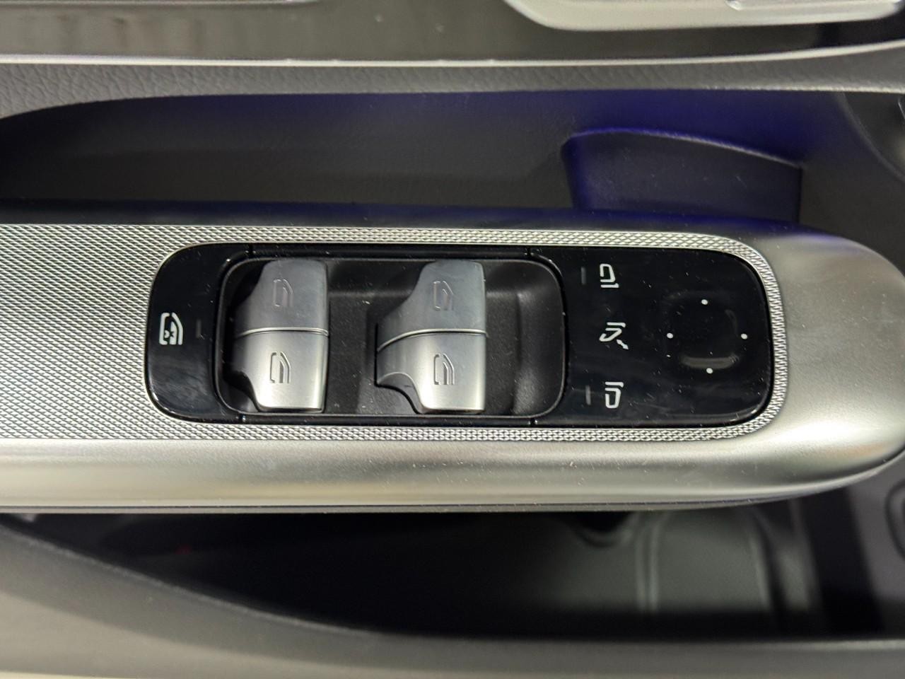 Mercedes-Benz GLC Vehicle Full-screen Gallery Image 24