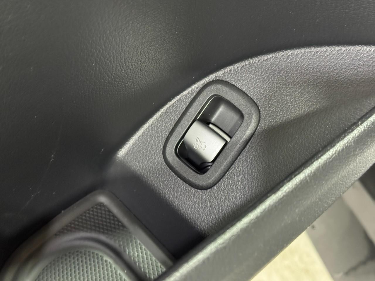 Mercedes-Benz GLC Vehicle Full-screen Gallery Image 26