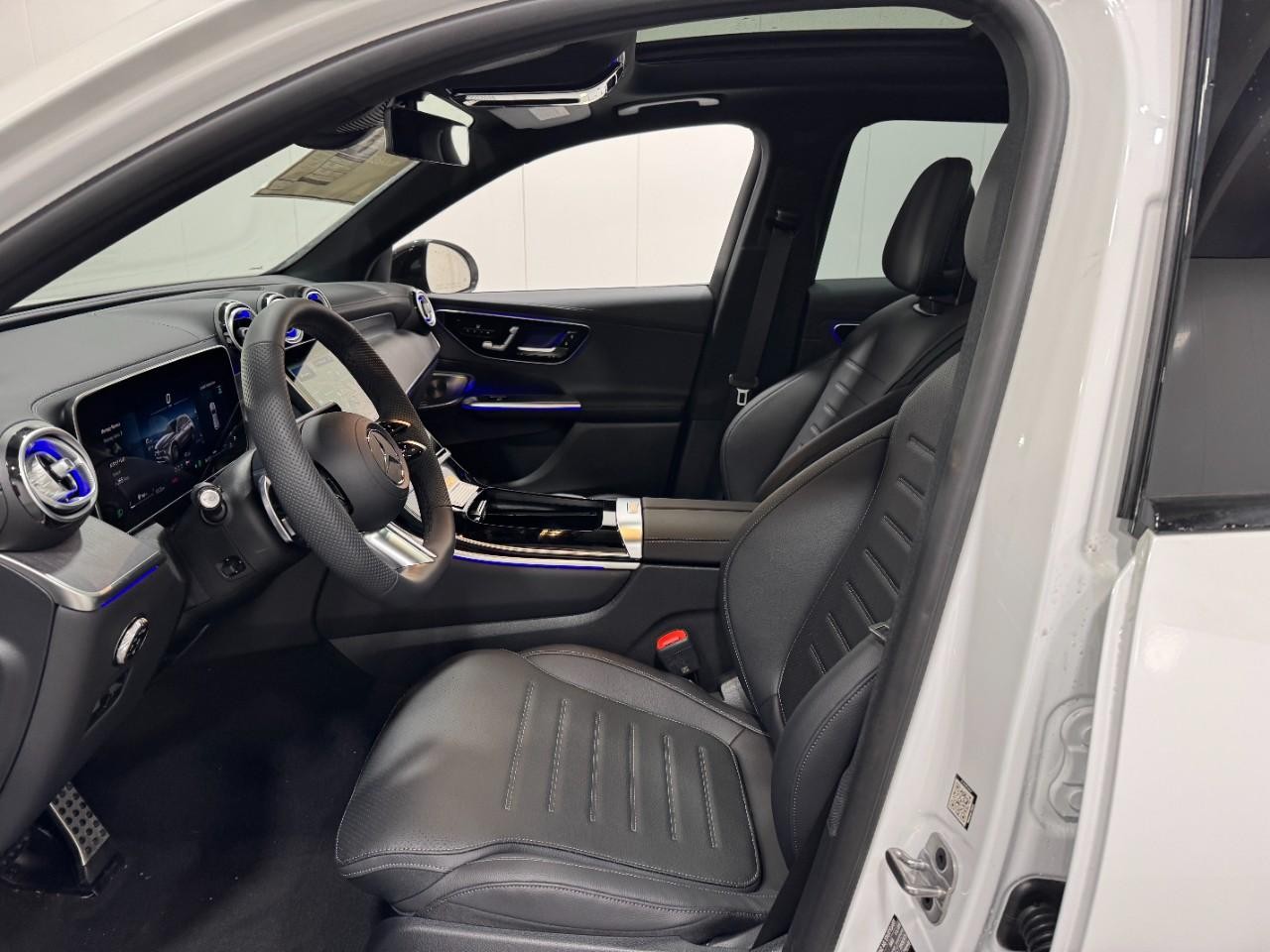 Mercedes-Benz GLC Vehicle Full-screen Gallery Image 27