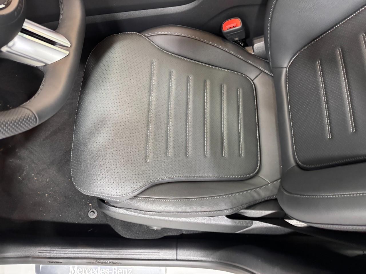 Mercedes-Benz GLC Vehicle Full-screen Gallery Image 28