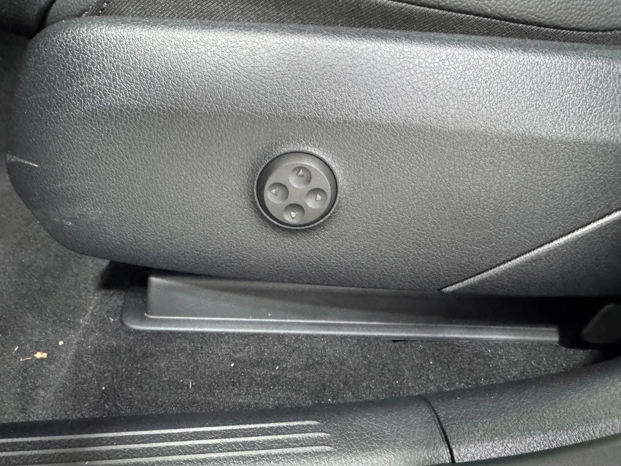 Mercedes-Benz GLC Vehicle Full-screen Gallery Image 29