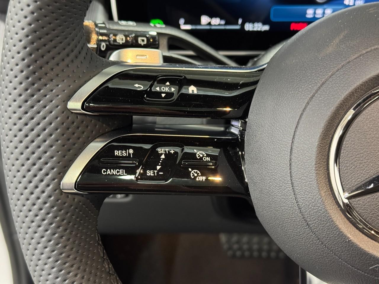 Mercedes-Benz GLC Vehicle Full-screen Gallery Image 30