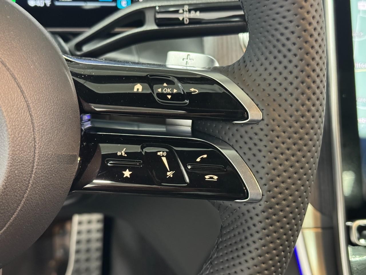 Mercedes-Benz GLC Vehicle Full-screen Gallery Image 31