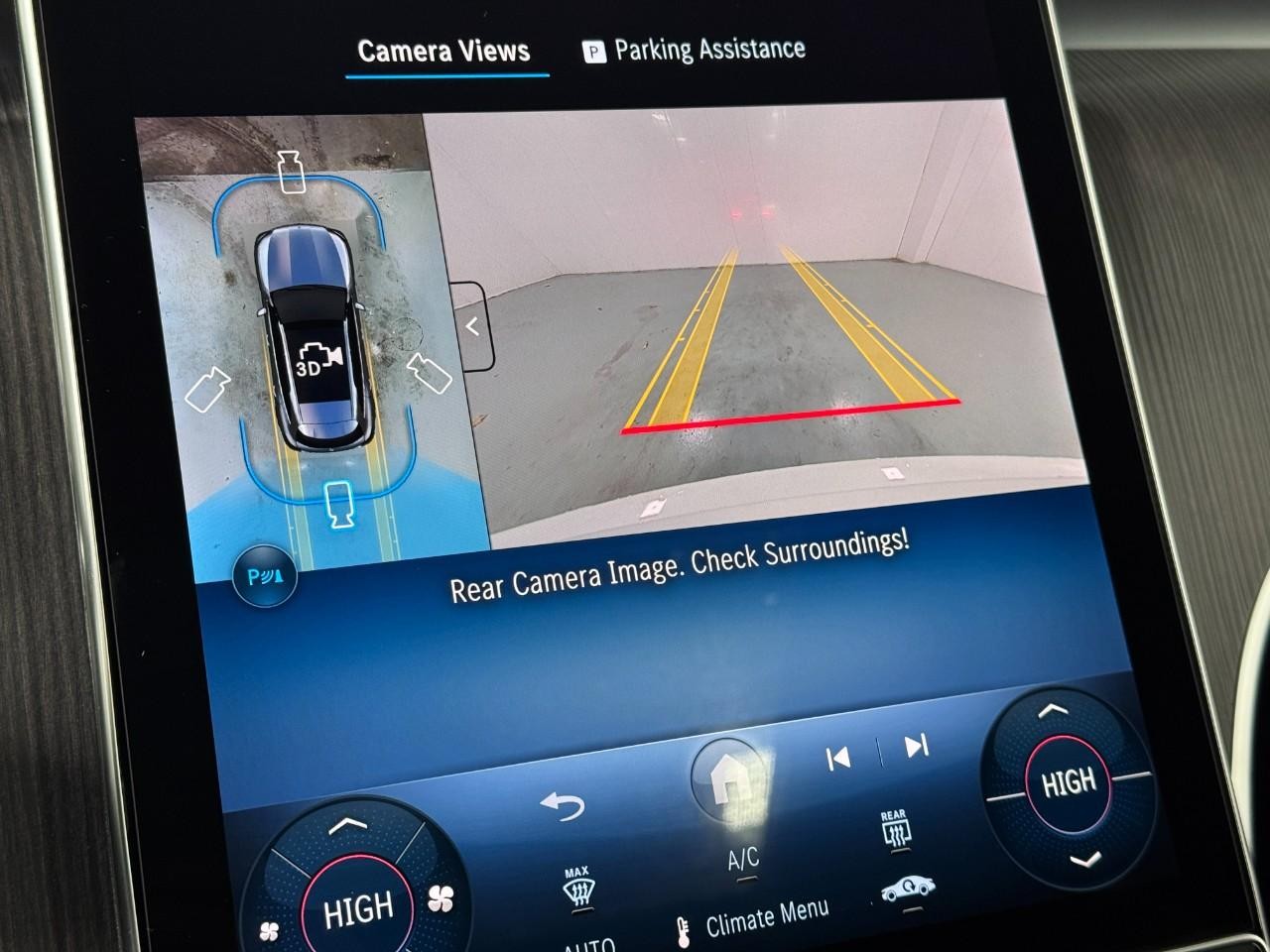 Mercedes-Benz GLC Vehicle Full-screen Gallery Image 34