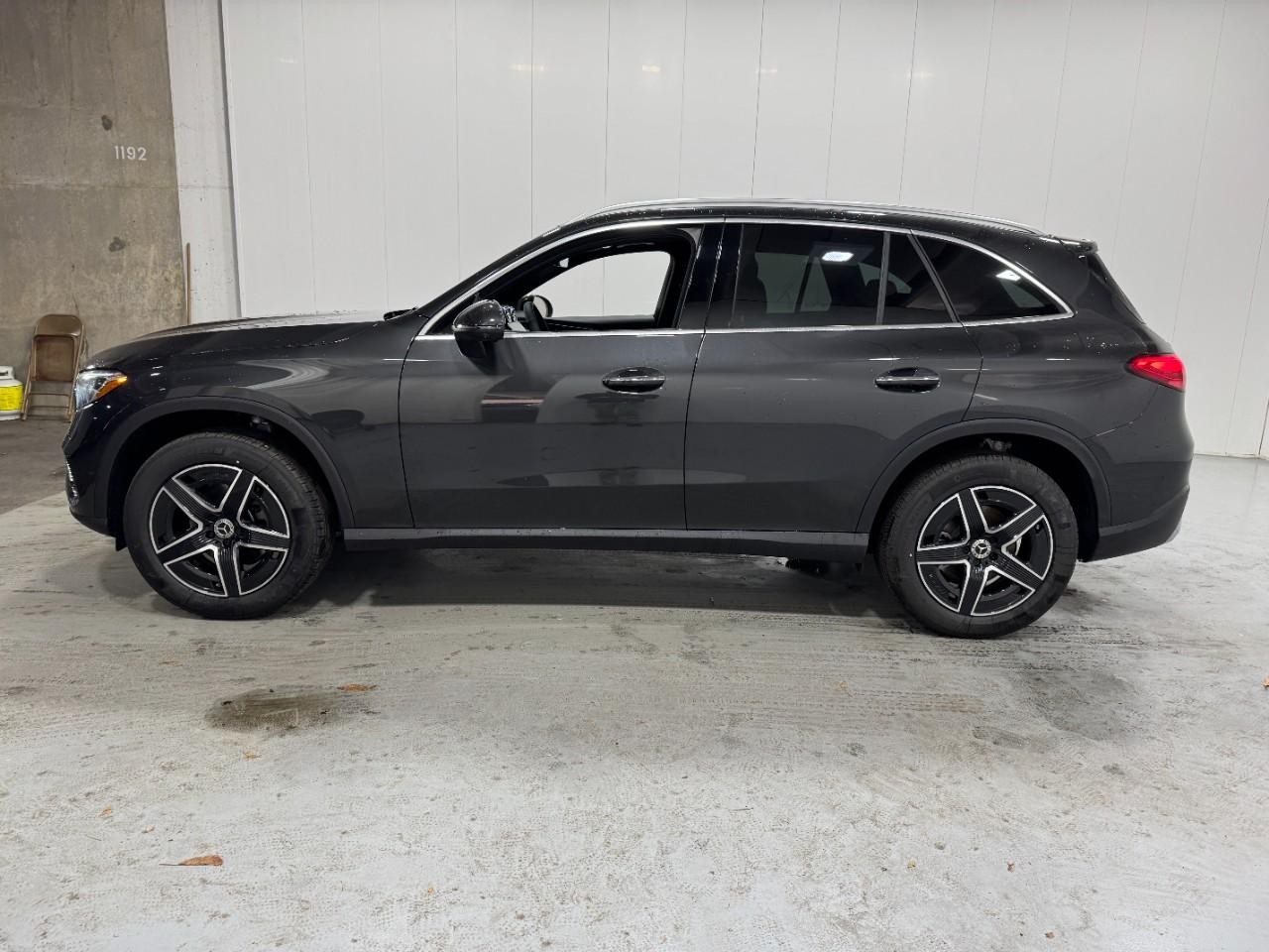 Mercedes-Benz GLC Vehicle Full-screen Gallery Image 2